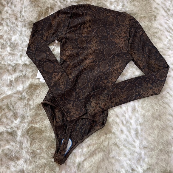 Good American Shine Python Scoop Neck Long Sleeve Bodysuit - Picture 11 of 14